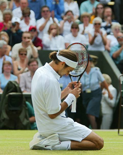Wimbledon 2003: Roger Federer esulta al termine della finale contro Mark Philippoussis per la prima vittoria in un torneo del Grande Slam (Afp)